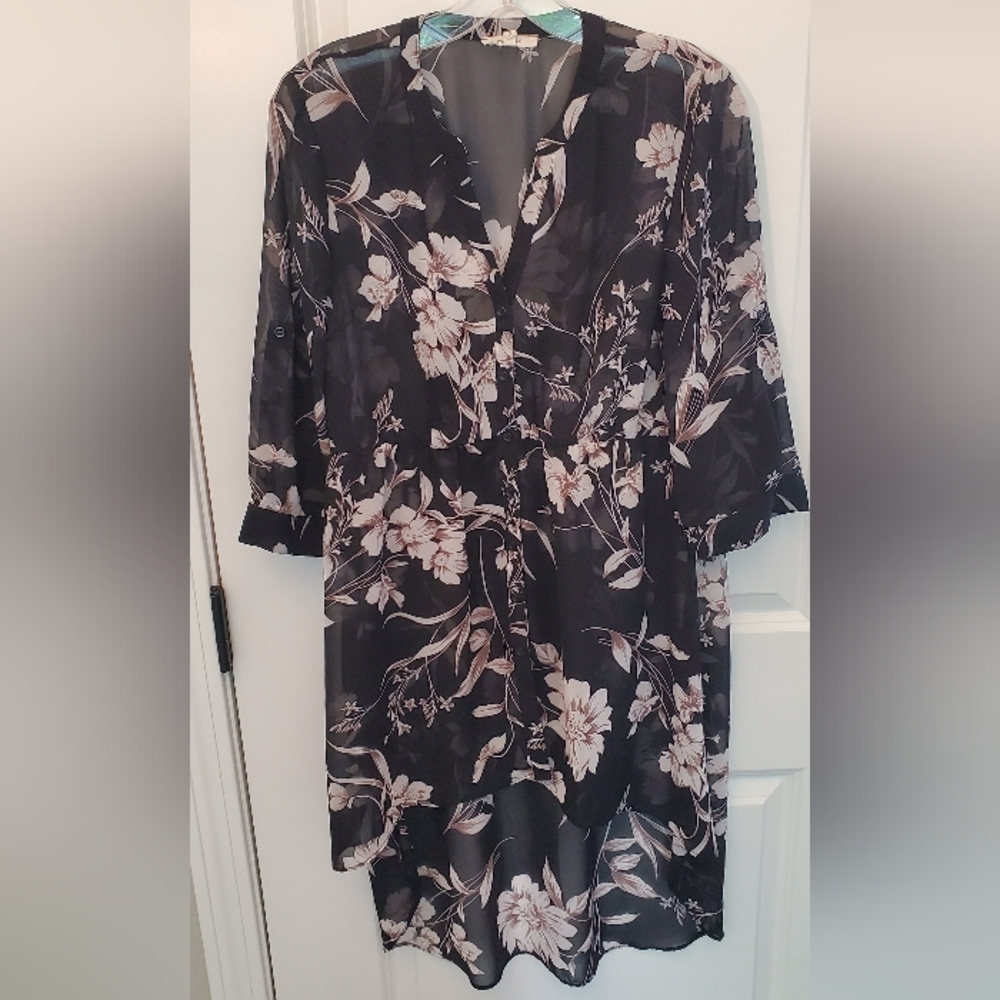 Maurices Women’s Blouse S Black Pink Floral High-Low Hem NWOT Short Sleeve
